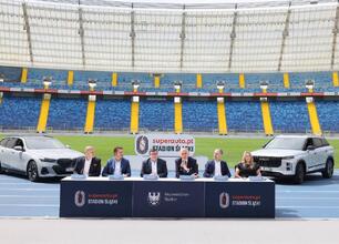 Wicemarszałek Województwa Śląskiego Leszek Pietraszek wita dziennikarzy na Stadionie Śląskim. (wygenerowano przez AI)
