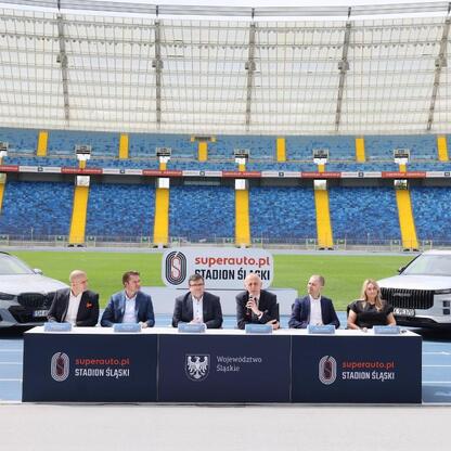 Przedstawiciele Superauto.pl i Stadionu Śląskiego podpisują umowę o trzyletnią współpracę, zaznaczając wspólne cele rozwoju stadionu. (wygenerowano przez AI)