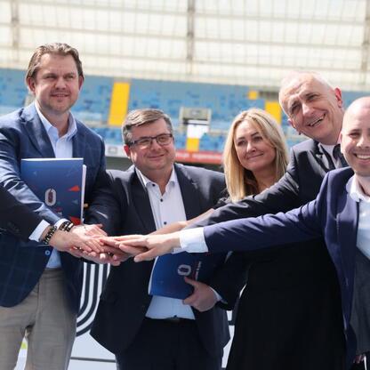 Leszek Pietraszek, wicemarszałek Województwa Śląskiego, podpisuje umowę o sponsorstwie Superauto.pl na Stadion Śląski. (wygenerowano przez AI)