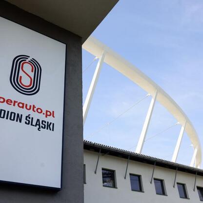 Stadion Śląski z logo Superauto.pl, symbolizujący nową erę współpracy. (wygenerowano przez AI)