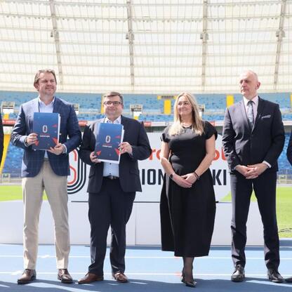 Leszek Pietraszek, wicemarszałek Województwa Śląskiego, podpisuje umowę o sponsorstwo Superauto.pl na Stadion Śląski. (wygenerowano przez AI)