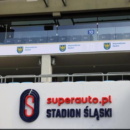 Stadion Śląski: Superauto.pl nowym sponsorem tytularnym, oficjalna prezentacja w Kotle Czarownic. (wygenerowano przez AI)