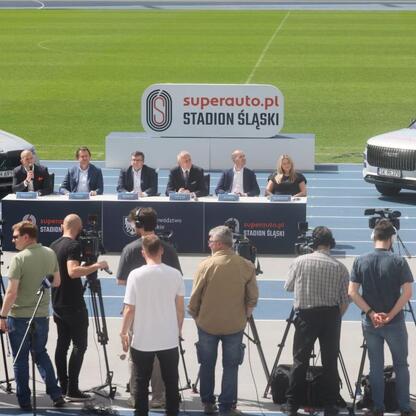 Przedstawienie partnerstwa Superauto.pl i Stadionu Śląski na torze, podpisany przez dyrektora i wiceprezesa firmy. (wygenerowano przez AI)