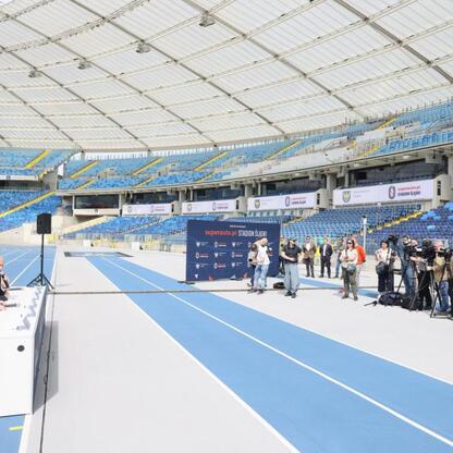 Stadion Śląski: konferencja prasowa z Superauto.pl, partnerstwo biznesowe. (wygenerowano przez AI)