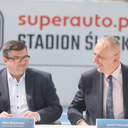 Podpisywanie umowy o współpracy między Superauto.pl a Stadionem Śląskim, z udziałem Leszka Pietraszka, wicemarszałka Województwa Śląskiego. (wygenerowano przez AI)