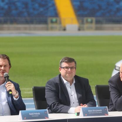 Wicemarszałek Województwa Śląskiego Leszek Pietraszek, dyrektor Stadionu Śląskiego Adam Strzyżewski, prezes Superauto.pl Kamil Makula i wiceprezes Bartosz Chojnacki podpisują umowę o sponsorstwie Stad (wygenerowano przez AI)