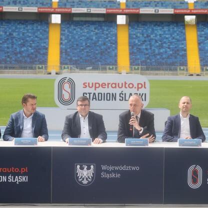 Wicemarszałek Leszek Pietraszek i dyrektor Stadionu Śląski podpisują umowę o nowym sponsorze Superauto.pl. (wygenerowano przez AI)