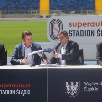 Wicemarszałek Leszek Pietraszek i dyrektor Stadionu Śląskiego podpisują umowę o współpracy z Superauto.pl. (wygenerowano przez AI)