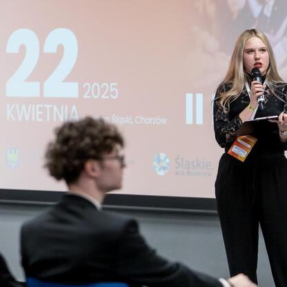 II Sesja Rady Młodzieżowej w Silesia Stadium, Joanna Bojczuk przemawia do publiczności. (wygenerowano przez AI)