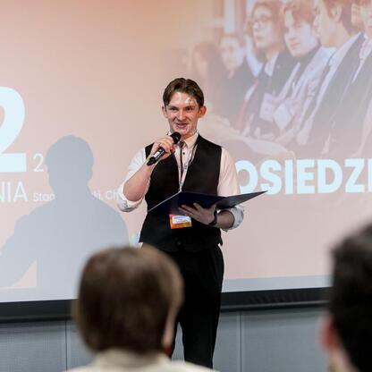 II Sesja Rady Młodzieżowej na Stadionie Śląskim, młodzi ludzie dyskutują o aktywizacji i demokracji. (wygenerowano przez AI)