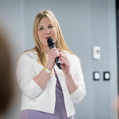 Joanna Bojczuk, członek Zarządu Województwa Śląskiego, przemawia na konferencji o aktywizacji młodzieży. (wygenerowano przez AI)