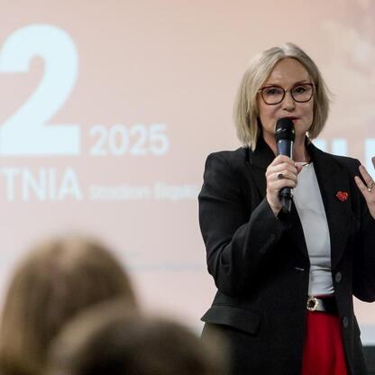 Na Stadionie Śląskim odbyło się II Posiedzenie Rady Młodzieżowej, gdzie młodzi ludzie dyskutowali o aktywizacji i przyszłości. (wygenerowano przez AI)