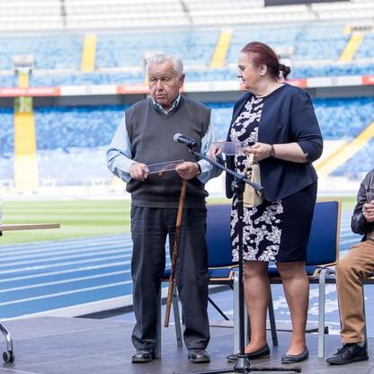 II Sesja Rady Młodzieżowej przy Parlamentarnym Zespole ds. Młodzieży na Stadionie Śląskim. Dyskusja i prezentacje. (wygenerowano przez AI)