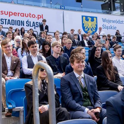 II Sesja Rady Młodzieżowej na Stadionie Śląskim, uczestnicy w strojach formalnych, dyskusja i warsztaty. (wygenerowano przez AI)