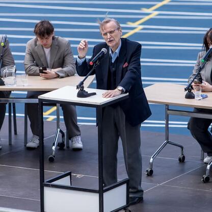 II Sesja Rady Młodzieżowej przy Parlamentarnym Zespole ds. Młodzieży na Stadionie Śląskim. Uczestnicy dyskutują o przyszłości i roli młodego pokolenia. (wygenerowano przez AI)