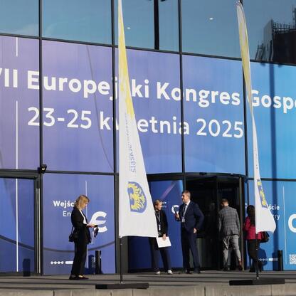 Wstęp do XVII Europejskiego Kongresu Gospodarczego w Katowicach, gdzie debatują o przyszłości Europy i bezpieczeństwa. (wygenerowano przez AI)