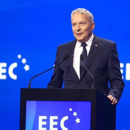 Wojciech Saługa, Marszałek Województwa Śląskiego, przemawia na XVII Europejskim Kongresie Gospodarczym w Katowicach. (wygenerowano przez AI)