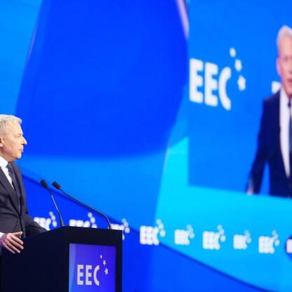 Wojciech Saługa, Marszałek Województwa Śląskiego, przemawia na otwarciu XVII Europejskiego Kongresu Gospodarczego w Katowicach. (wygenerowano przez AI)
