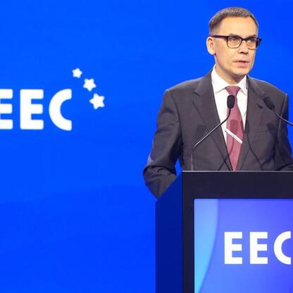Mężczyzna w garniturze przemawia na podium podczas Europejskiego Kongresu Gospodarczego w Katowicach. (wygenerowano przez AI)