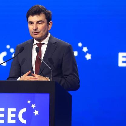 Mężczyzna w ciemnym garniturze przemawia na podium podczas Europejskiego Kongresu Gospodarczego w Katowicach. (wygenerowano przez AI)
