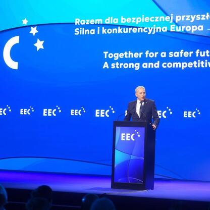 Wojciech Saługa, Marszałek Województwa Śląskiego, przemawia na otwarciu XVII Europejskiego Kongresu Gospodarczego w Katowicach. (wygenerowano przez AI)