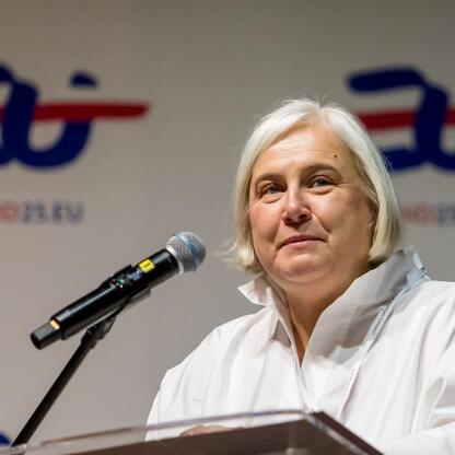 Podczas Europejskiego Ekonomicznego Kongresu w Katowicach, kobieta przemawia na podium, prezentując strategie transformacji energetycznej regionu. (wygenerowano przez AI)