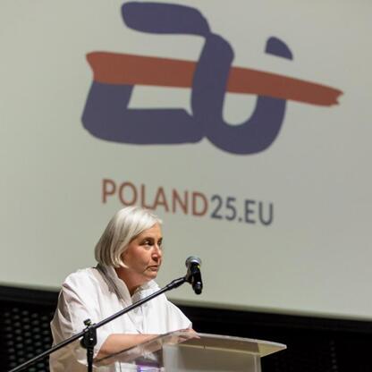 Podczas XVII Europejskiego Kongresu Gospodarczego w Katowicach, na podium wystąpiła przedstawicielka regionu Śląska, omawiając transformację energetyczną i Green Deal. (wygenerowano przez AI)
