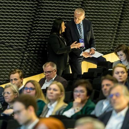 Podczas XVII Europejskiego Kongresu Gospodarczego w Katowicach Leszek Pietraszek, wicemarszałek Województwa Śląskiego, prowadzi dyskusję o bezpieczeństwie energetycznym i Zielonym Ładzie. (wygenerowano przez AI)