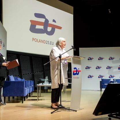 Podczas Europejskiego Kongresu Gospodarczego w Katowicach odbyła się dyskusja na temat transformacji energetycznej i Green Deal. Na zdjęciu widoczna jest kobieta przemawiająca z podium, wsparta przez  (wygenerowano przez AI)