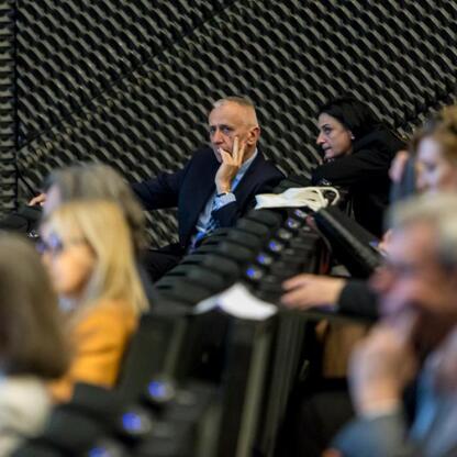 Leszek Pietraszek, wicemarszałek Województwa Śląskiego, uczestniczy w panelu dyskusyjnym na XVII edycji Europejskiego Ekonomicznego Kongresu, omawiając transformację energetyczną i Green Deal. (wygenerowano przez AI)