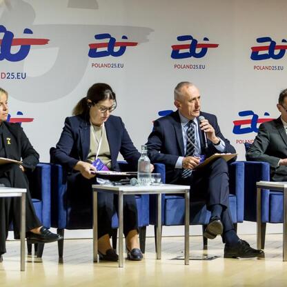 Panel dyskusyjny na Poland25.EU o transformacji energetycznej i Green Deal. Leszek Pietraszek, Marek Wójcik i Małgorzata Dobrowolska dyskutują o przyszłości energetyki w Śląsku. (wygenerowano przez AI)
