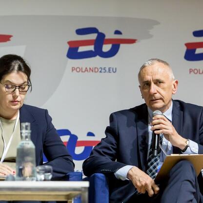 Panel dyskusyjny na Poland25.EU, XVII Europejski Kongres Gospodarczy w Katowicach, o transformacji energetycznej i Green Deal. (wygenerowano przez AI)
