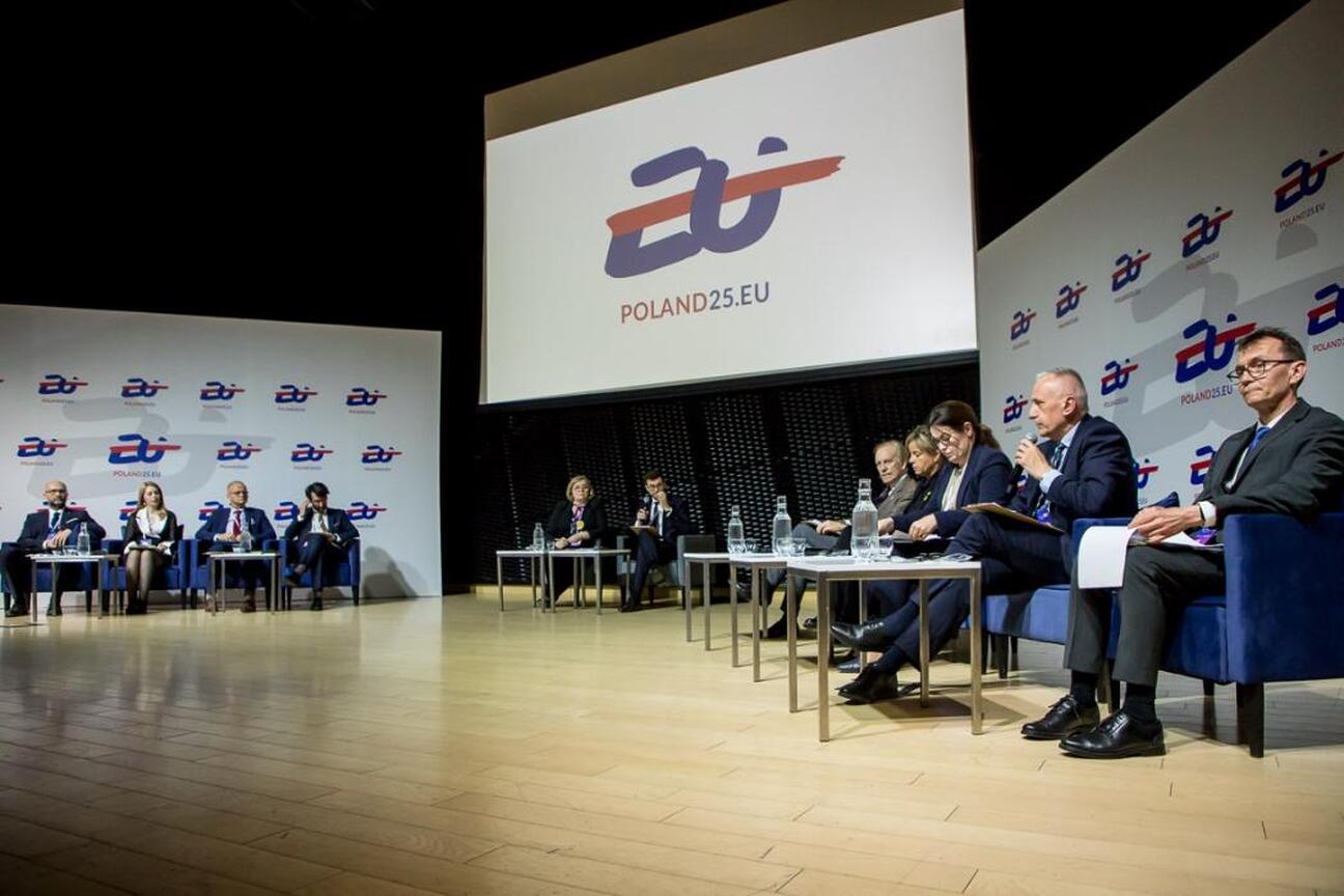 Wicemarszałek Leszek Pietraszek podczas dyskusji na Europejskim Ekonomicznym Kongresie w Katowicach. (wygenerowano przez AI)