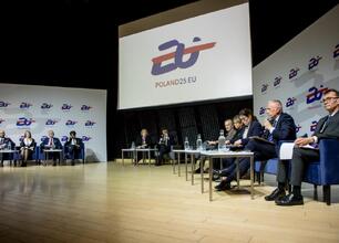 Wicemarszałek Leszek Pietraszek podczas dyskusji na Europejskim Ekonomicznym Kongresie w Katowicach. (wygenerowano przez AI)