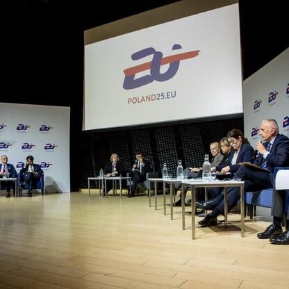 Panel dyskusyjny na XVII Europejskim Kongresie Gospodarczym w Katowicach, skupiający się na transformacji energetycznej i Green Deal. Leszek Pietraszek, Marek Wójcik i Małgorzata Dobrowolska omawiają  (wygenerowano przez AI)