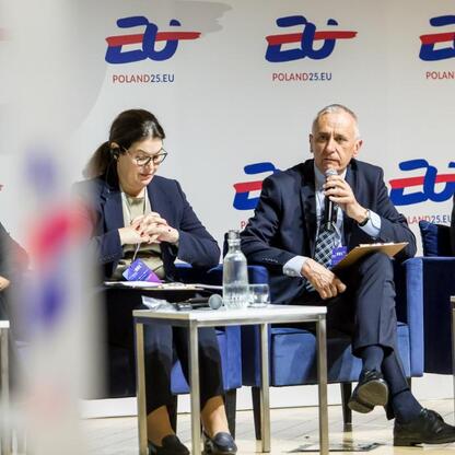 Panel dyskusyjny na Europejskim Ekonomicznym Kongresie w Katowicach, poświęcony transformacji energetycznej i Zielonemu Ładu. Leszek Pietraszek, Marek Wójcik i Małgorzata Dobrowolska omawiają wyzwania (wygenerowano przez AI)