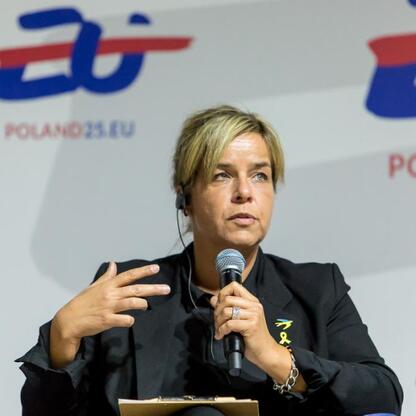 Podczas Europejskiego Ekonomicznego Kongresu w Katowicach, kobieta prowadzi dyskusję o transformacji energetycznej regionu, podkreślając rolę Zielonego Ładu w przemianie Górnego Śląska z węgla na ener (wygenerowano przez AI)