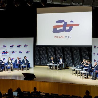 Panel dyskusyjny na Poland25.EU w Katowicach, dotyczący transformacji energetycznej i zielonej transformacji regionu. (wygenerowano przez AI)