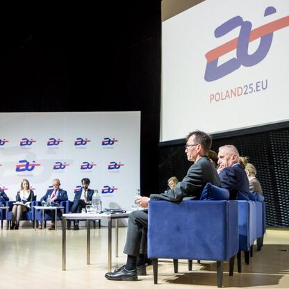 Panel dyskusyjny na XVII Europejskim Kongresie Gospodarczym w Katowicach, gdzie Leszek Pietraszek omawia transformację energetyczną i zieloną przemianę w regionie Śląskim. (wygenerowano przez AI)