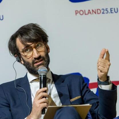 Podczas Europejskiego Ekonomicznego Kongresu w Katowicach, wicemarszałek Leszek Pietraszek przemawia na panelu o transformacji energetycznej, podkreślając potrzebę zrównoważonego rozwoju. (wygenerowano przez AI)