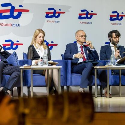 Panel dyskusyjny na Poland25.EU o transformacji energetycznej i Green Deal w Katowicach. (wygenerowano przez AI)