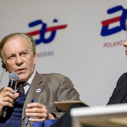 Panel dyskusyjny na XVII Europejskim Kongresie Gospodarczym w Katowicach, skupiający się na transformacji energetycznej i Green Deal. (wygenerowano przez AI)