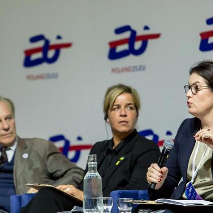 Panel dyskusyjny na Europejskim Ekonomicznym Kongresie w Katowicach, Polska, poświęcony transformacji energetycznej i Zielonemu Ładu. (wygenerowano przez AI)
