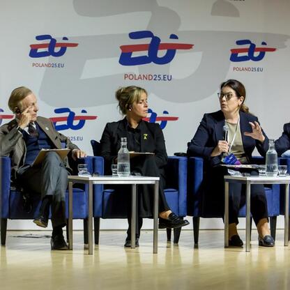 Panel dyskusyjny na Europejskim Ekonomicznym Kongresie w Katowicach, poświęcony transformacji energetycznej i Zielonemu Ładu. Leszek Pietraszek, Marek Wójcik i Małgorzata Dobrowolska omawiają wyzwania (wygenerowano przez AI)