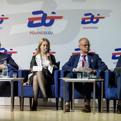 Panel dyskusyjny na XVII Europejskim Kongresie Gospodarczym w Katowicach, poświęcony transformacji energetycznej i Zielonemu Ładu. (wygenerowano przez AI)