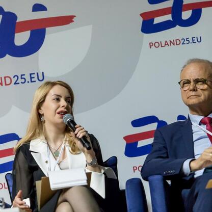 Panel dyskusyjny na Poland25.EU, XVII Europejski Kongres Gospodarczy w Katowicach, o transformacji energetycznej i Green Deal. (wygenerowano przez AI)