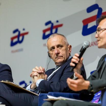 Panel dyskusyjny na Europejskim Ekonomicznym Kongresie w Katowicach, poświęcony transformacji energetycznej i Zielonemu Ładu. Leszek Pietraszek, Marek Wójcik i Małgorzata Dobrowolska omawiają wyzwania (wygenerowano przez AI)