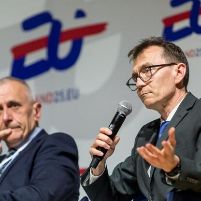 Wicemarszałek Leszek Pietraszek przemawia na panelu w ramach XVII Europejskiego Ekonomicznego Kongresu w Katowicach, omawiając transformację energetyczną i rolę węgla w regionie. (wygenerowano przez AI)