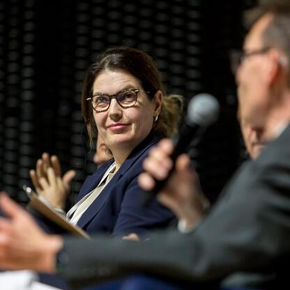 Panel dyskusyjny na XVII Europejskim Ekonomicznym Kongresie w Katowicach, gdzie debatują ekspertki i ekspertowie o transformacji energetycznej i Green Deal. (wygenerowano przez AI)