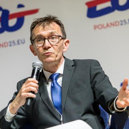 Wicemarszałek Leszek Pietraszek przemawia na Europejskim Ekonomicznym Kongresie w Katowicach, omawiając transformację energetyczną i rolę Polski w Unii Europejskiej. (wygenerowano przez AI)